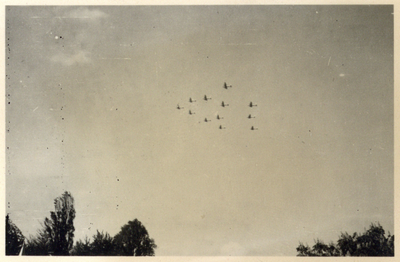 606270 Afbeelding van enkele Amerikaanse B-17 vliegtuigen boven de stad Utrecht om voedselpakketten af te werpen in het ...